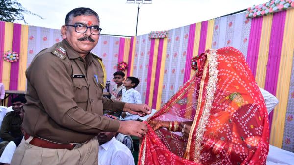 पुलिस थाने के रसोइए की बेटी व बेटी की शादी पुलिसकर्मियों व सरपंचों ने भरा 5.21 लाख का मायरा