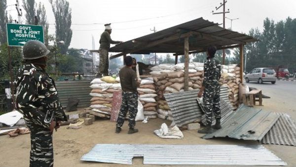 श्रीनगर में आतंकियों ने किया ग्रेनेड हमला, एक पुलिसकर्मी समेत दो घायल