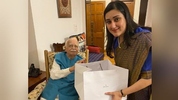 क्या है 'मीठी प्रथा'? सुषमा स्वराज ने आडवाणी के बर्थडे पर की थी शुरू, अब उनकी बेटी बांसुरी निभा रहीं ये परंपरा