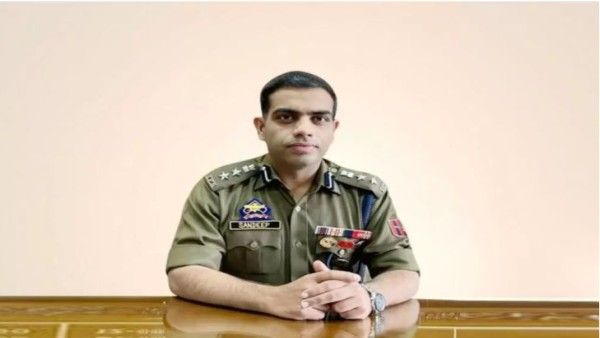 90 वर्षीय बुजुर्ग की जीवनभर की कमाई लेकर चंपत हुए लुटेरे, IPS अधिकारी ने अपनी जेब से दिए 1 लाख रुपए