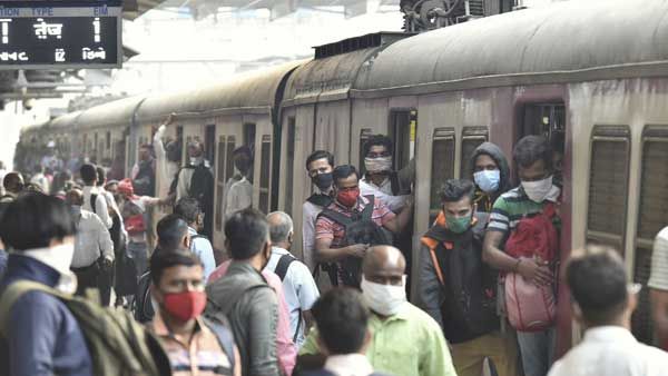 मुंबई में वैक्सीनेशन कराने वाले यात्रियों को लोकल ट्रेन के लिए दी गई ये खास सुविधा