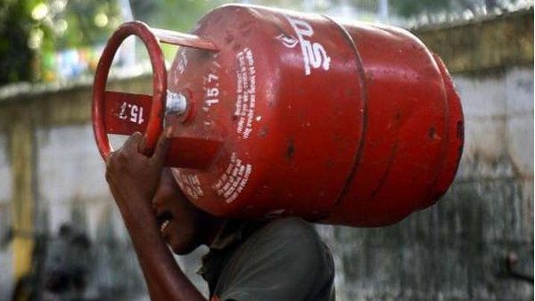 LPG cylinder Hike: दिवाली से पहले आम आदमी के सिर फूटा महंगाई का बम, LPG सिलेंडर के बढ़े दाम