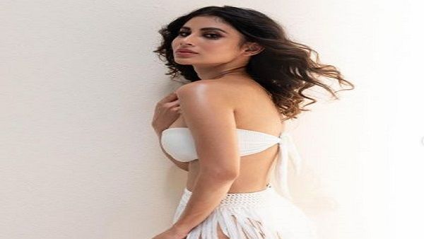 VIDEO: सेल्फी के बहाने शख्स ने मौनी रॉय के साथ की घटिया हरकत,भीड़ में बुरी तरह घिरी एक्ट्रेस