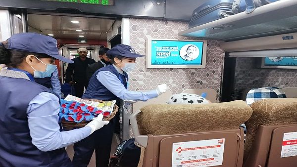 Indian Railway: IRCTC का बड़ा फैसला, फ्लाइट की तरह अब इन ट्रेनों में चलेंगी ट्रेन होस्‍टेज