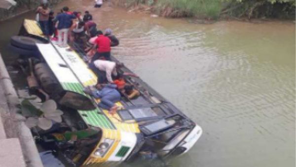 आंध्र प्रदेश के वेस्ट गोदावरी में बड़ा हादसा, बस नाले में गिरने से 9 लोगों की मौत