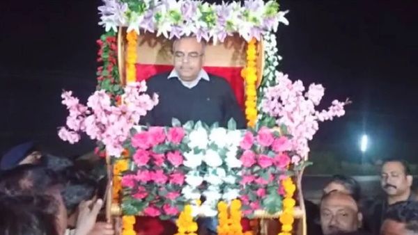 VIDEO: फूलों सजी पालकी में पुलिसकर्मियों ने SP को दी विदाई, ढोल नगाड़ों जमकर थिरके पुलिसवाले