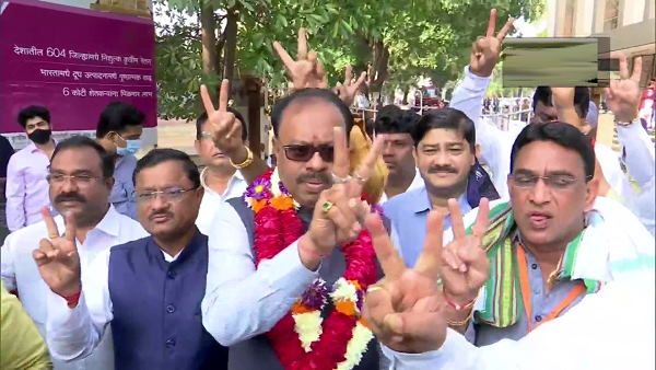Maharashtra MLC Results 2021: भाजपा प्रत्याशी  चंद्रशेखर बावनकुले जीते, मना रहे जीत का जश्न