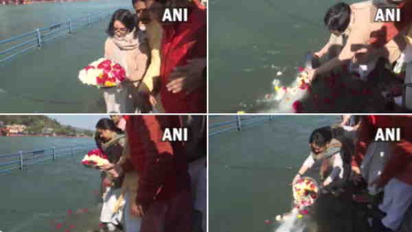 CDS Bipin Rawat Asthi Visarjan: कृतिका और तारिणी ने नम आंखों से हरिद्वार में माता-पिता की अस्थियां की विसर्जित