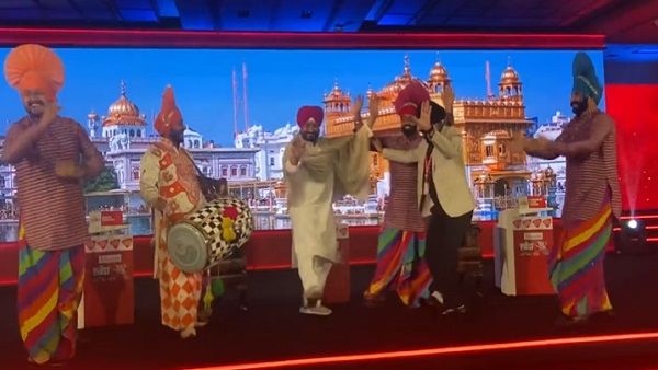 VIdeo: ढोल की आवाज के आगे पैर नहीं रोक पाए पंजाब के सीएम चन्नी, न्यूज एंकर से कहकर किया भांगड़ा