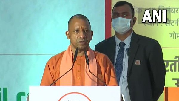 CM योगी का विपक्ष पर वार, कहा- राष्ट्र नायकों की तुलना खलनायकों से करना बर्दाश्त नहीं की जाएगी