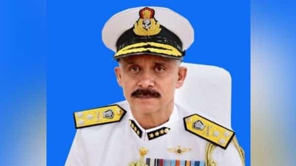 हेलीकॉप्टर पायलट वीरेंद्र सिंह पठानिया बने भारतीय कोस्ट गार्ड के नए महानिदेशक