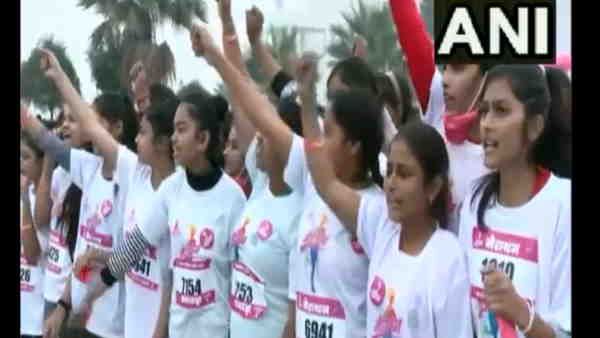'लड़की हूं, लड़ सकती हूं' अभियान में लड़कियों ने बढ़-चढ़कर लिया हिस्सा, इकाना स्टेडियम में दिखी लंबी कतार