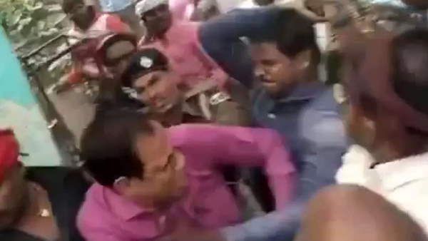 दरभंगाः बोगस वोट डलवाने के आरोप में मजिस्ट्रेट को दौड़ा-दौड़ाकर पीटा, देखें वायरल वीडियो