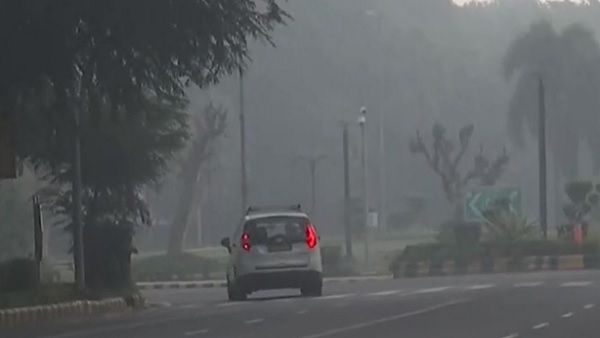 प्रदूषण और कड़कड़ाती सर्दी से दिल्ली परेशान, पारा 4 डिग्री नीचे गिरने के आसार, Yellow Alert जारी