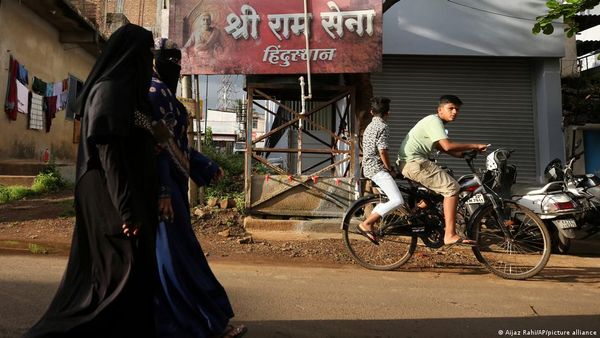 नमाज के लिए घटती जगह, हिंदू-मुस्लिम में बढ़ती खाई