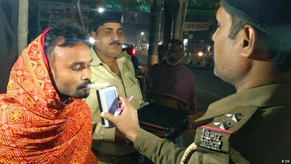 बिहार में शराबबंदी को कौन लगा रहा पलीता