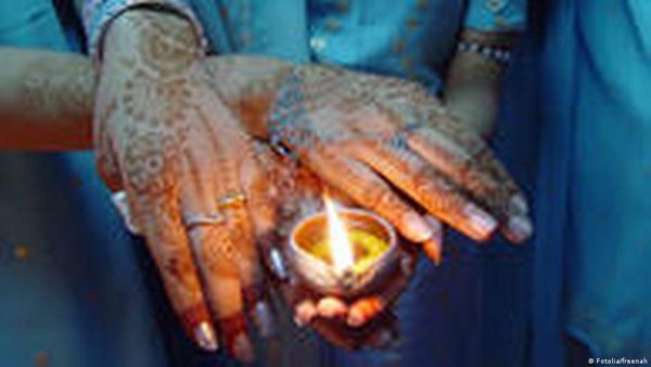 धर्म में नेतृत्व के लिए सक्रिय हो रही हैं हिंदू महिलाएं