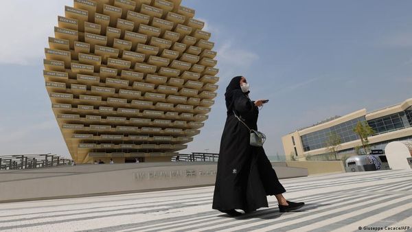 यूएई में जन्म प्रमाण पत्र के लिए अविवाहित माताओं का संघर्ष