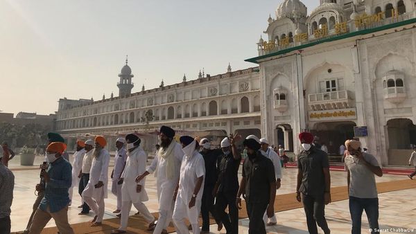 अस्तित्व की लड़ाई लड़ रही है सौ साल पुरानी पार्टी