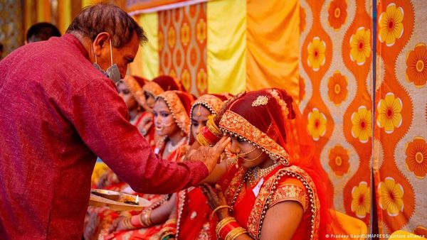 क्या सरकार को तय करनी चाहिए शादी की सही उम्र