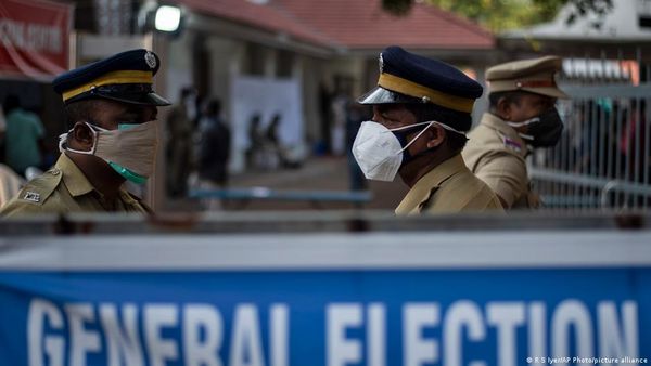 आधार और वोटर कार्ड जोड़ने के कानून की किन बातों पर विपक्ष को आपत्ति है?