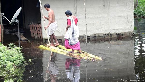 'पहले हम नदी को जानते थे': दस साल में आठ बार घर बना चुके हैं लोग