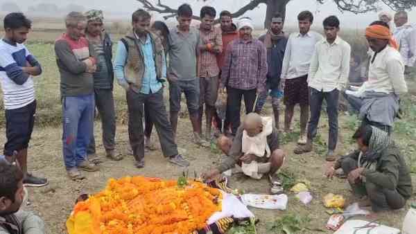 बकरे की शव यात्रा निकाल हिंदू-रीति से किया अंतिम संस्कार, सिर भी मुंडवाया
