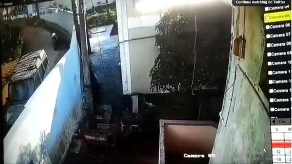 धारदार हथियार लेकर कर्नाटक के चर्च में घुसा शख्स, पादरी ने भागकर बचाई जान, सीसीटीवी में कैद हुई घटना