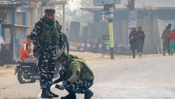 कश्मीर: पुलवामा में पुलिस चेक पोस्ट पर ग्रेनेड हमला, बड़े पैमाने पर सर्च अभियान जारी