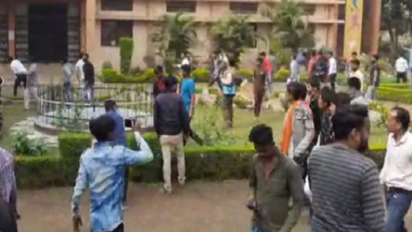 मध्‍य प्रदेश में धार्मांतरण के मुद्दे पर बवाल: भीड़ ने स्कूल पर की पत्थरबाजी, अंदर परीक्षा दे रहे थे छात्र