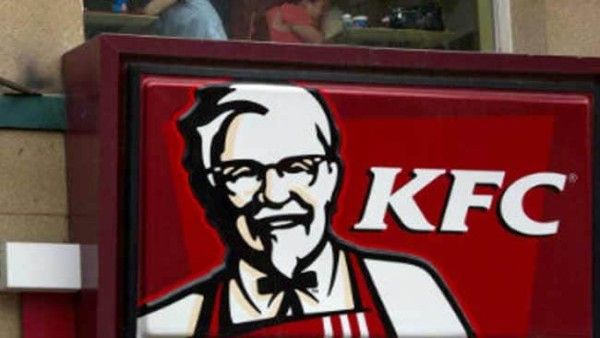 KFC हॉट विंग्स के डिब्बे में महिला को मिला चिकन का पूरा सिर, तस्वीर देखकर लोग रह गए दंग