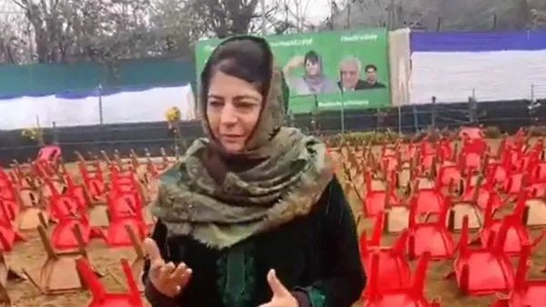 J&K: महबूबा मुफ्ती को नहीं मिली युवा सम्मेलन की इजाजत, पुलिस ने दिया कार बम धमाके के खतरे का हवाला