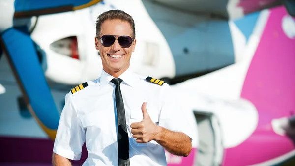 हमेशा क्लीन शेव ही क्यों रहते हैं पायलट, उनकी दाढ़ी से यात्रियों की सुरक्षा का क्या लेना-देना?