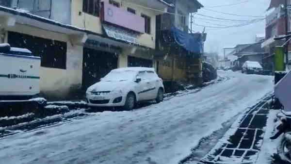 Video: पिथौरागढ़ और नैनीताल में भारी हिमपात, ठंड से जम गए झरने और पानी के पाइप