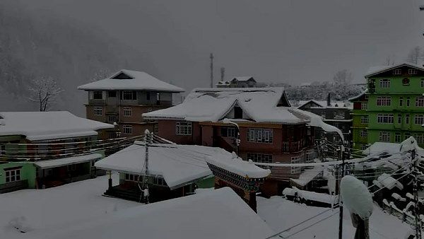 सिक्किम-दार्जिलिंग में बर्फबारी: पर्यटकों की भीड़ लगी, वाहनों पर बर्फ की मोटी चादरें