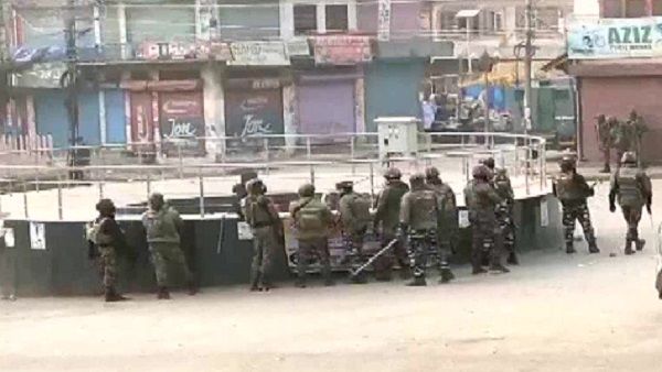 देश में गमगीन माहौल के बीच कश्मीर में आतंकी हमला, पुलिस के 2 जवान शहीद