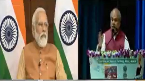 नरेंद्र तोमर ने की मोदी की तारीफ, बोले- ताजमहल बनाने वालों के हाथ काटे, पीएम ने काशी में बरसाए फूल