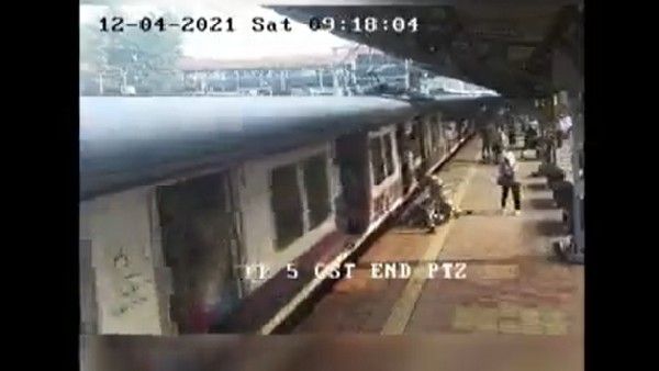 Video: चलती ट्रेन में चढ़ने के दौरान रेल के नीचे आने वाली थी महिला, GRP जवान ने ऐसे बचाई जान