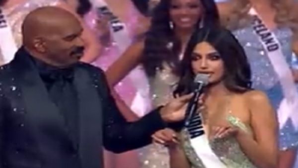 Miss Universe 2021: भरे मंच पर स्टीव हार्वे के कारण हरनाज को बनना पड़ा 'बिल्ली', भड़के लोगों ने लगाई फटकार