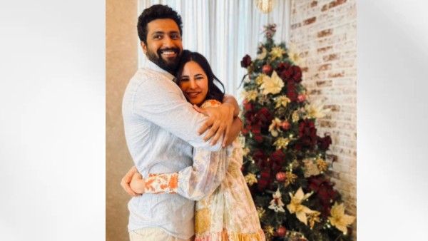 Pics: विक्की-कैट ने रोमांटिक अंदाज में मनाया क्रिसमस, करीबियों के साथ घर पर ही की पार्टी