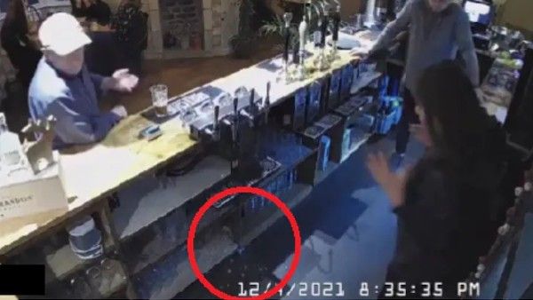 VIDEO: बार में काम कर रही लड़की के बगल 'भूत' की हरकत कैमरे में कैद