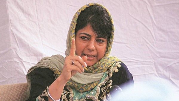 महबूबा मुफ्ती ने फिर दोहराई आर्टिकल 370 वापसी की मांग, कहा- बिना बंदूक और पत्थर के संघर्ष करें युवा