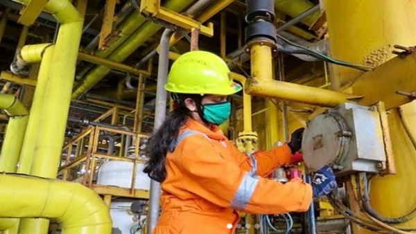 मंत्री हरदीप पुरी ने Oil Rigs पर काम करने वाली 