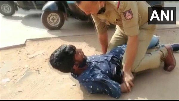 Video: शानदार-जबरदस्त-जिंदाबाद...फिल्मी स्टाइल में पुलिसवाले ने धर दबोचा मोबाइल छीनकर भाग रहा चोर