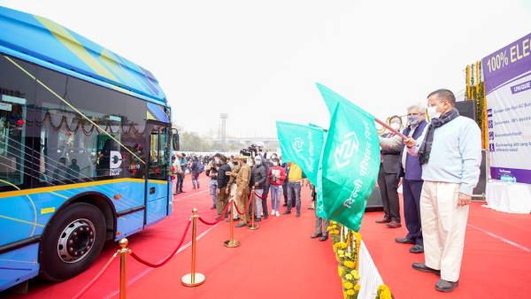 दिल्ली को मिली पहली इलेक्ट्रिक बस, सीएम केजरीवाल बोले- ये एक नए युग की शुरुआत