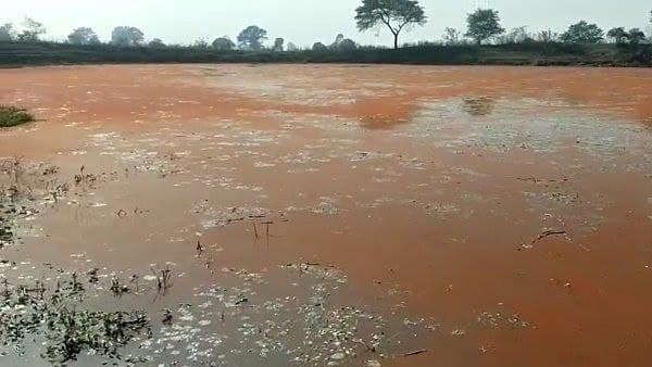 एक झील जो बदलती है रंग!