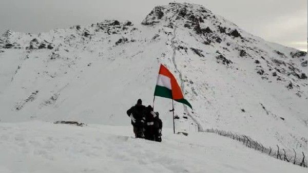 VIDEO: LoC पर बर्फीली पहाड़ियों पर तैनात भारतीय सेना के जवानों ने देश को दी नए साल की बधाई