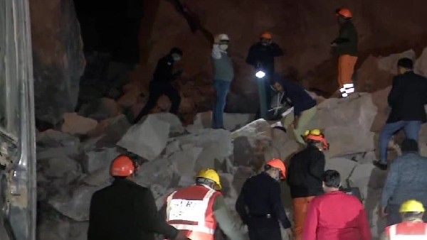 भिवानी लैंडस्लाइड: सेना- NDRF ने संभाला मोर्चा, भारी-भरकम पत्थरों के बीच तलाशी अभियान जारी