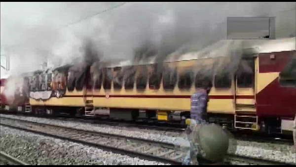 बिहार: रेलवे परीक्षा को लेकर अभ्यर्थियों का हंगामा, तोड़फोड़-पत्थरबाजी, ट्रेन जलाई, पुलिस-फोर्स तैनात