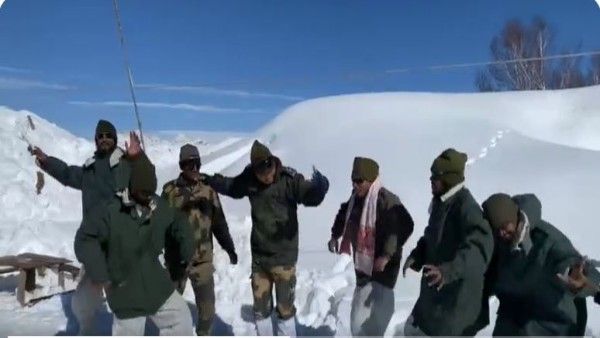 कश्मीर में कड़कड़ाती ठंड में बर्फीली चोटियों के बीच डांस कर बीएसएफ के जवानों में मनाया बिहू,  देखें Video